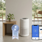 Purificateur d'air intelligent Levoit Core 300S blanc sur une table basse
